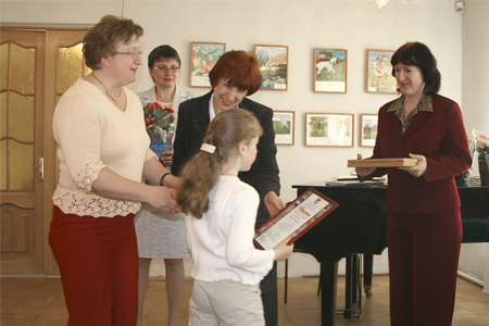 Вручение награды победительнице конкурса Насте Шуховой